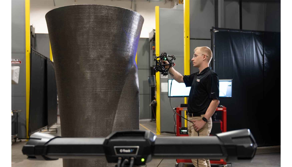 Empleado de Lincoln Electric usando el MetraSCAN 3D para medir una enorme pieza de metal impresa en 3D