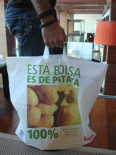 Bolsa biodegradable hecha con patata
