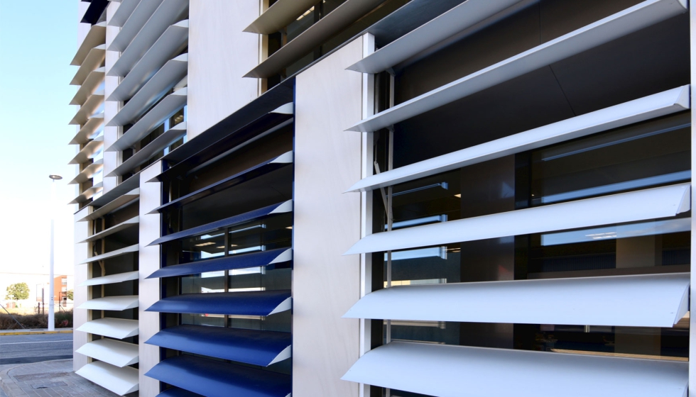 Picolo XL es idneo para su integracin en fachadas, al poder mover de forma individual celosas de aluminio...