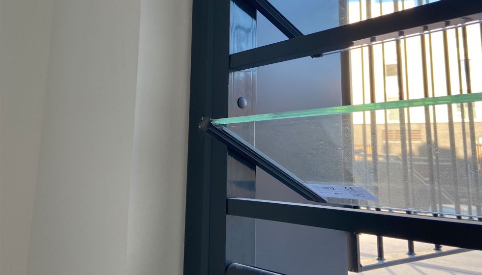 Las ventanas de uin2 para zonas de escaleras siempre incluyen una barrera de proteccin acorde a los ltimos requisitos legales...