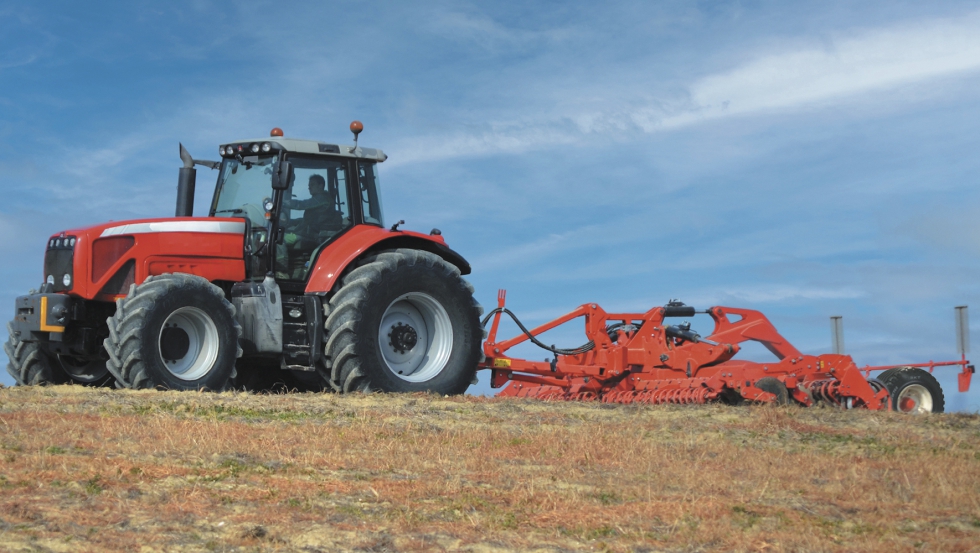 Tractor equipado con neumticos diagonales BKT AW 708