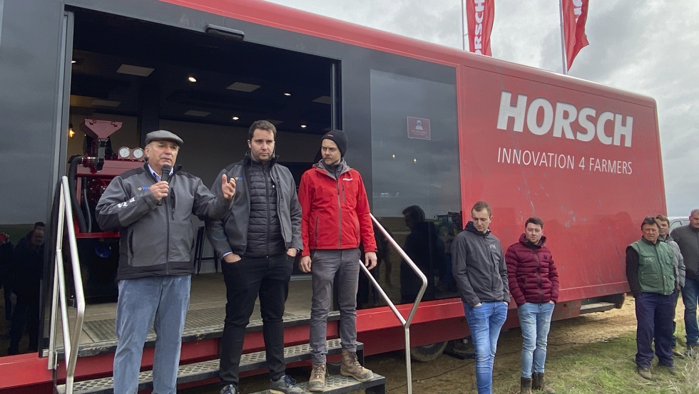 Jos Pita, con el micrfono, Enrique Domnguez y el equipo de Horsch ofrecieron indicaciones a los agricultores
