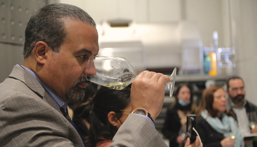 Javier Berberena catando vinos de la DO Rueda