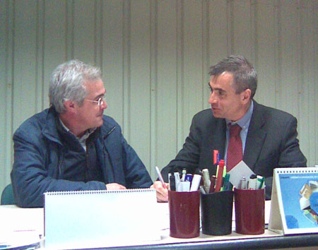 ngel Lomb, gerente de Redigraf, y Francesc Navarro, gerente de OPQ Systems, en el momento de la firma del acuerdo