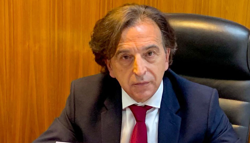 Alfredo Sanz, presidente del CGATE, con el certificado de compensacin de emisiones