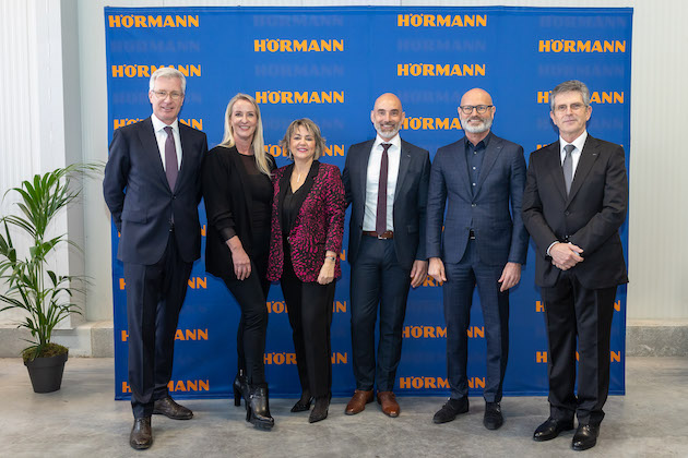 Autoridades y responsables de Hrmann en el acto de inauguracin de la nueve sede de la firma