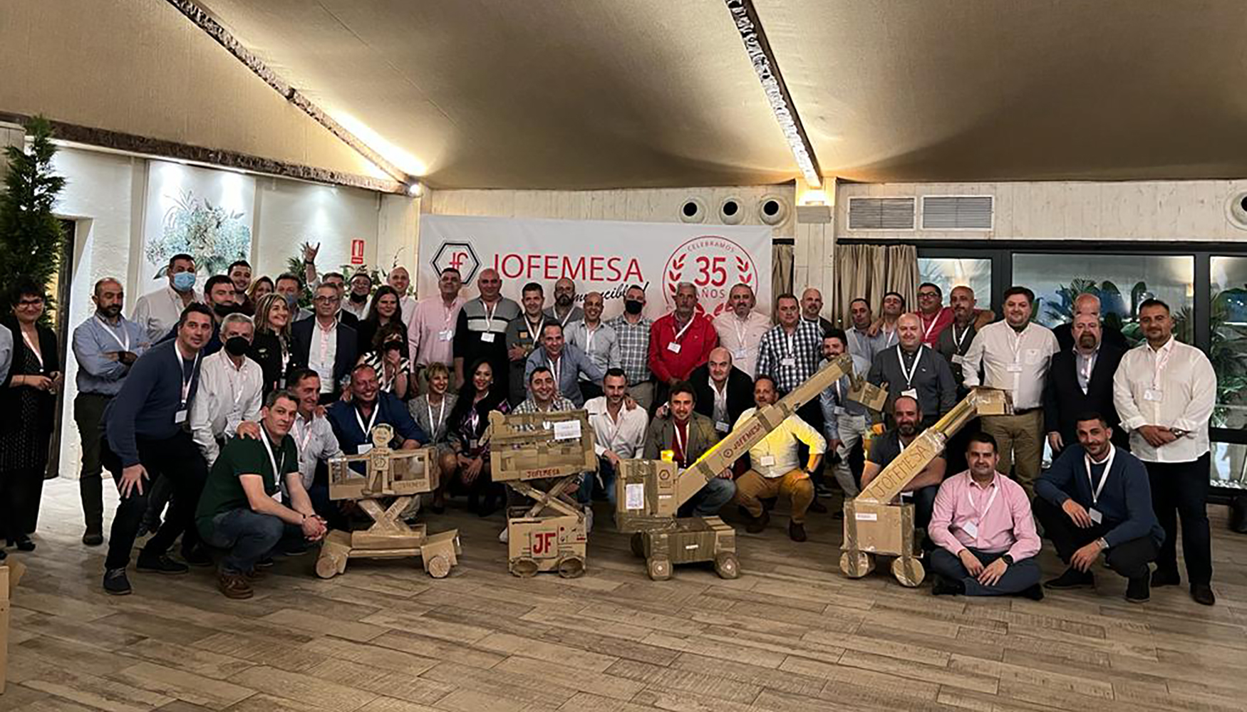 Foto de familia con los participantes en el 'team building' de Jofemesa