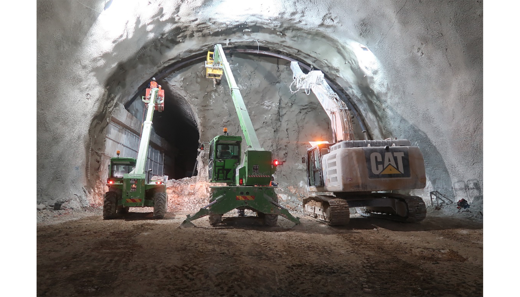 Foto 13. Instalacin de sostenimiento contra pilar de hormign en baha de emergencia