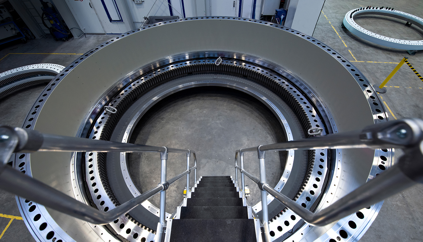 Dimensiones impresionantes: el interior del rodamiento de gran tamao para aplicaciones martimas es visible desde una escalera...