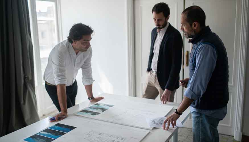 Raúl Tinoco, CEO de Ingravitto, con varios arquitectos viendo algunos planos Raúl Tinoco, CEO de Ingravitto, con varios arquitectos viendo algunos planos
