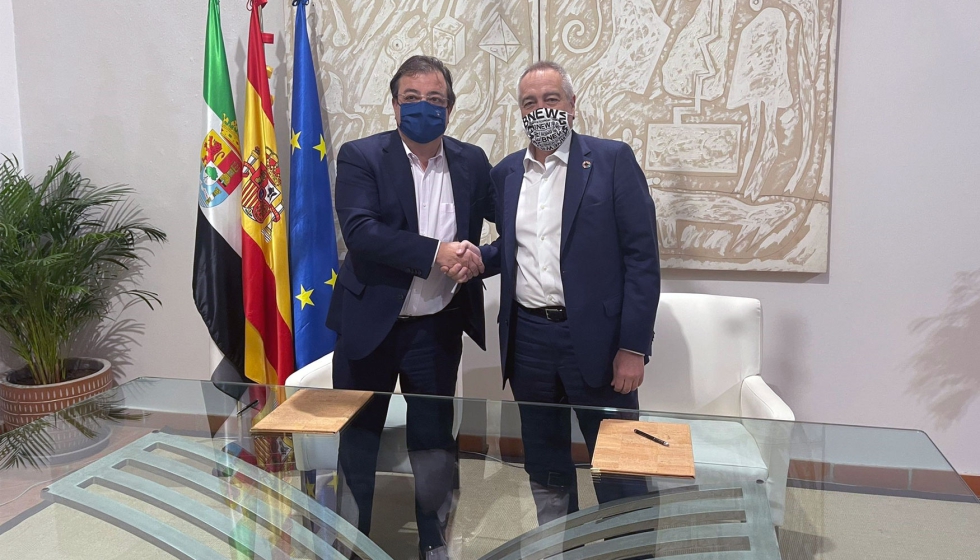 Guillermo Fernndez Vara, presidente de la Junta de Extremadura (izquierda), y Pere Navarro...