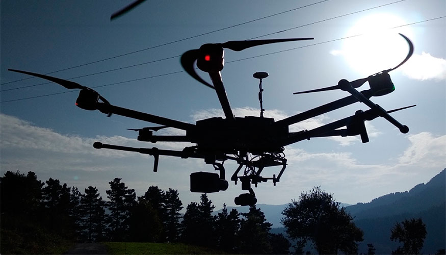 Dron con cmara termogrfica y zoom, ideal para tareas de seguridad y emergencias