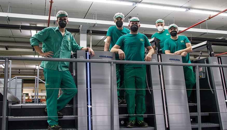 Cinco trabajadores posan junto a la nueva Speednaster XL 106 generacin 2020...