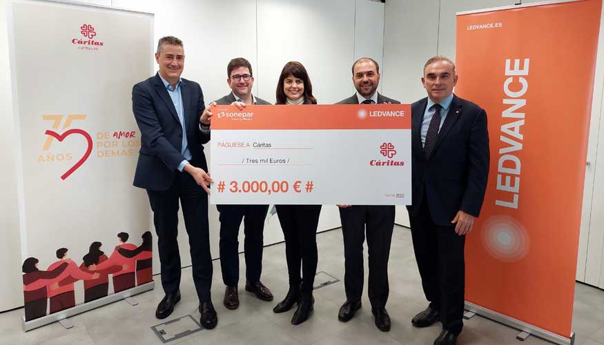 El cheque por valor de 3.000 euros que Ledvance y Sonepar entregan a Critas por su ayuda humanitaria a los refugiados de Ucrania...