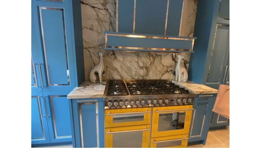 La combinacin entre el azul del mobiliario de la cocina con el tono amarillo de los electrodomsticos...