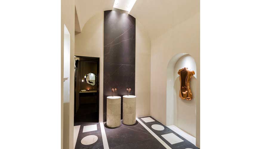 La propuesta de Somos2Studio es una alegora a las termas romanas, con un estilo clsico, pero elegante, que es de uso pblico en Casa Decor 2022...