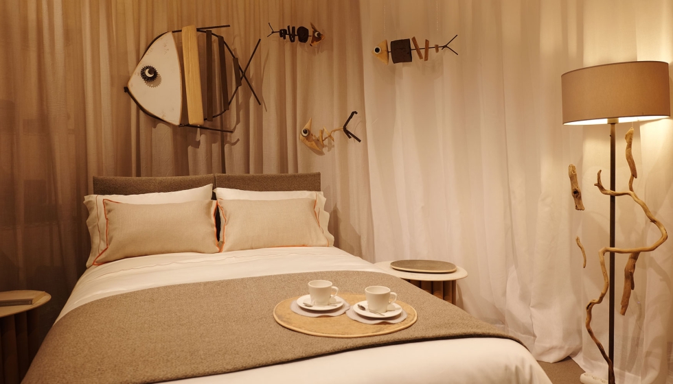 Zona principal de la habitacin Posidonia, en la que se incluye una cama perfectamente vestida con textiles Resuinsa y un espacio de lectura...