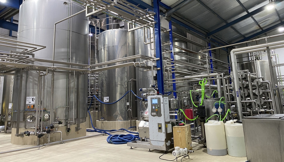 Zona de recogida de leche en una industria láctea Zona de recogida de leche en una industria láctea