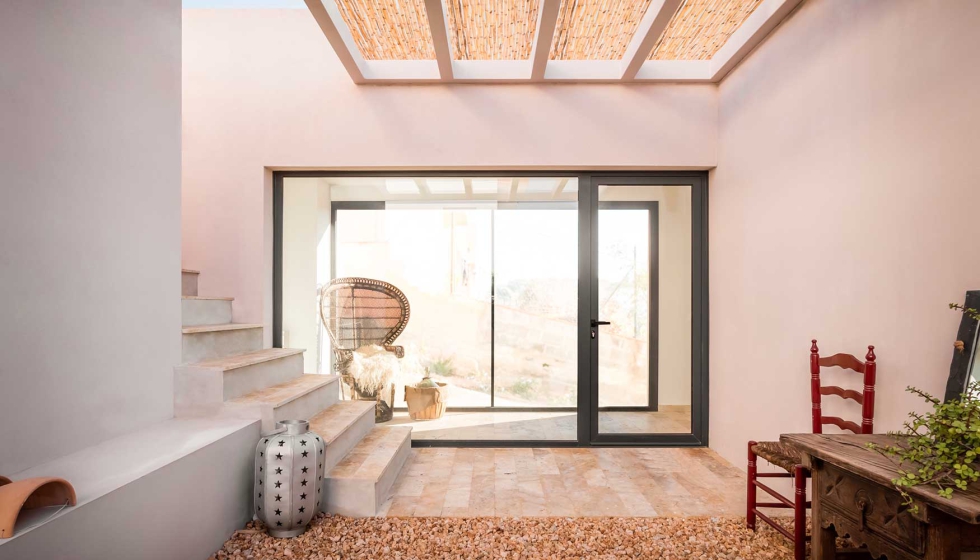 El proyecto Casa la Vinya cuenta con una arquitectura de matices contemporneos que incentivan los espacios difanos y abiertos...