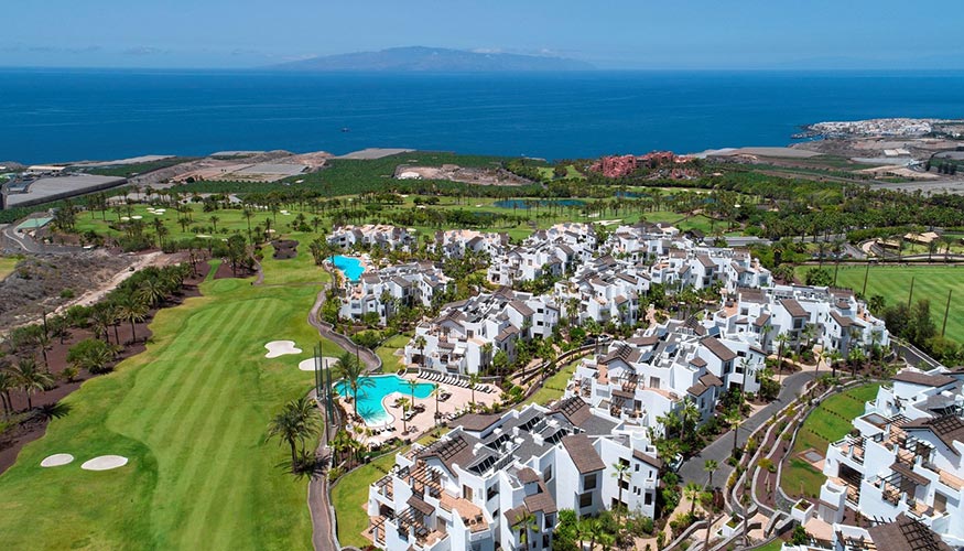La naturaleza, en toda su extensin, priorizando los palmerales autctonos de isla se integra en el diseo arquitectnico del Abama Resort Tenerife...