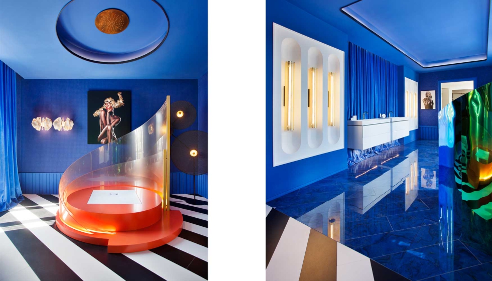 Las lneas curvas de la ducha se combinan con el azul Klein que impera en el espacio 'Sheroes'. Fotos: Nacho Uribesalazar...