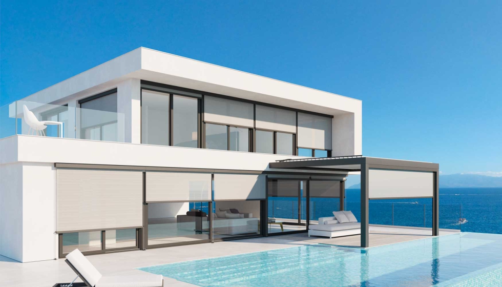 KLAIS 110 es un toldo vertical de líneas rectas y minimalistas que encaja en los nuevos estilos arquitectónicos