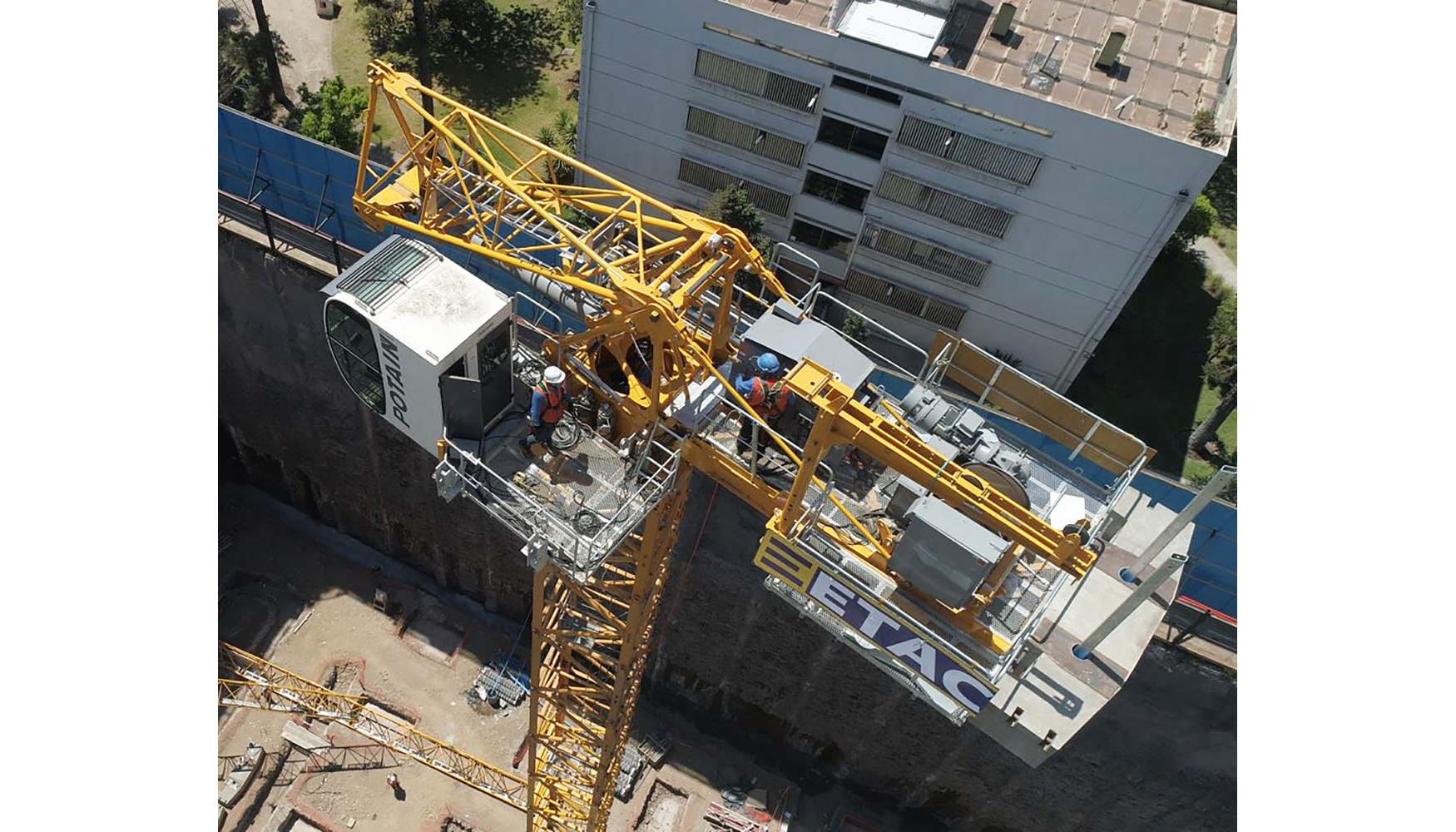 Una de las caractersticas ms destacadas de la MCH 125 es su tecnologa de pluma abatible hidrulica VVH para subir y bajar el trabajo...