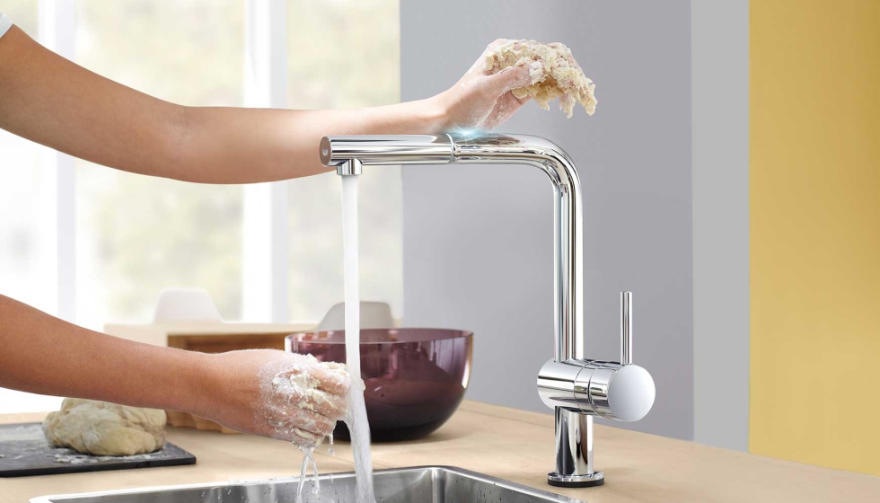 Con Minta Touch de Grohe se puede abrir el grifo tocando el cao, incluso con el dorso de la mano, para evitar la contaminacin cruzada en la cocina...