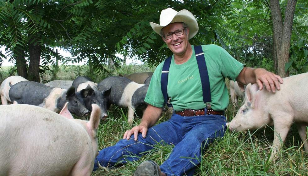 La ponencia inaugural ir a cargo de Joel Salatin, granjero americano al frente de Polyfarm, un ejemplo en regeneracin y simbiosis natural...