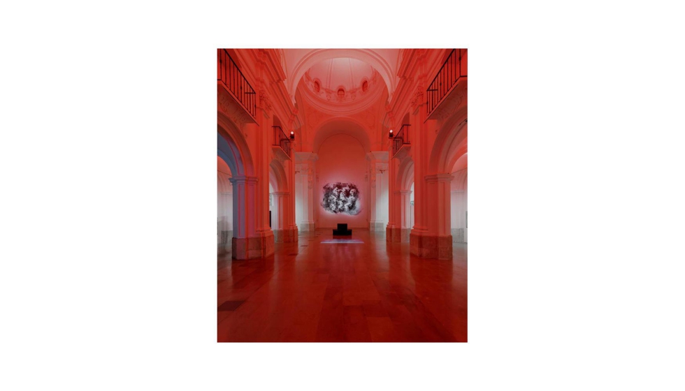 La iluminacin roja que tie Las Vernicas acompaa la exposicin del fotgrafo Tomy Ceballos y recuerdan a una sala roja caracterstica de los...
