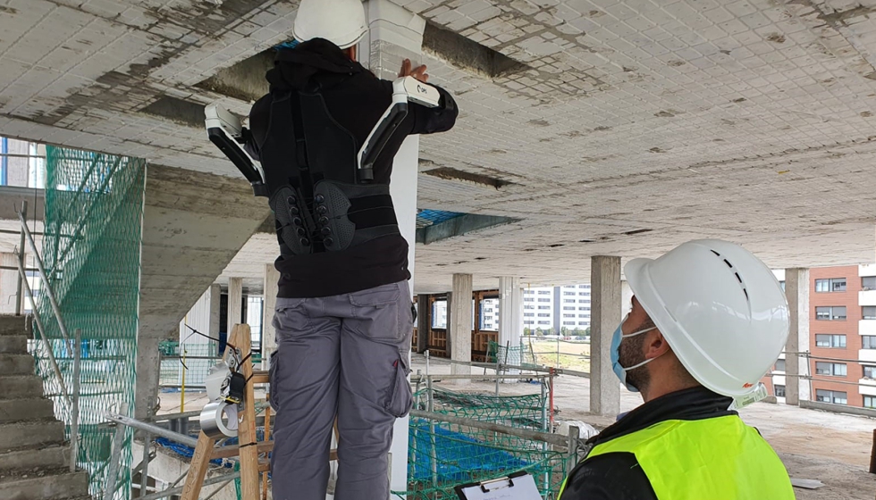 Un operario empleando un exosesqueleto en las obras de Va gora en Valdebebas, Madrid