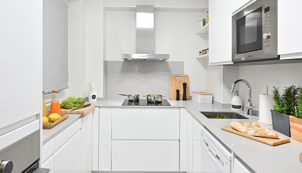 Una cocina blanca totalmente equipada potencia la luminosidad y aprovecha cada rincn