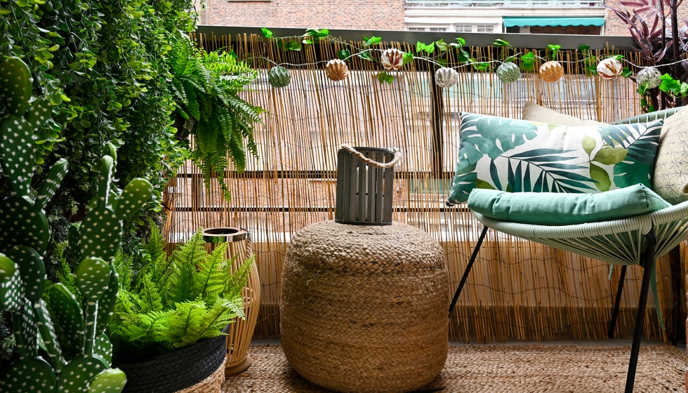 Fibras naturales y plantas crean el espacio perfecto en la terraza
