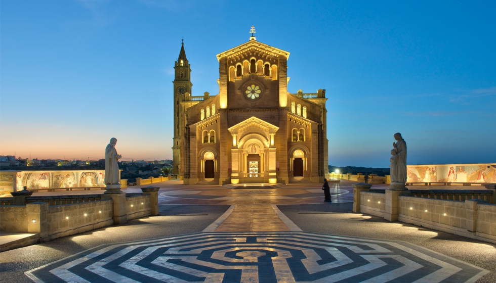 El proyecto de iluminaci�n de la Bas�lica del Santuario Nacional de la Virgen de Ta� Pinu de Malta cuenta con luminarias L&L Luce & Light...