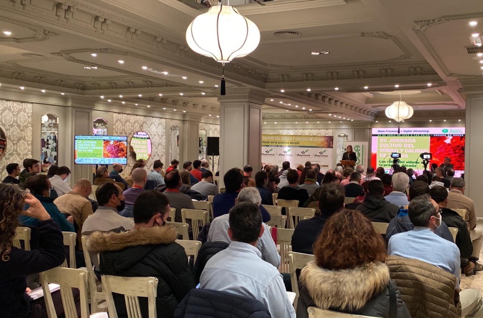 Raquel Gonz�lez, alcaldesa de Aranda de Duero, en un momento de la inauguraci�n en la sala de conferencias