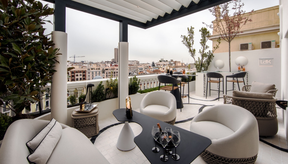 Debido a su calidad contrastada, la diseadora Paloma de Gregorio ha querido contar con la prgola de Durmi para esta terraza...