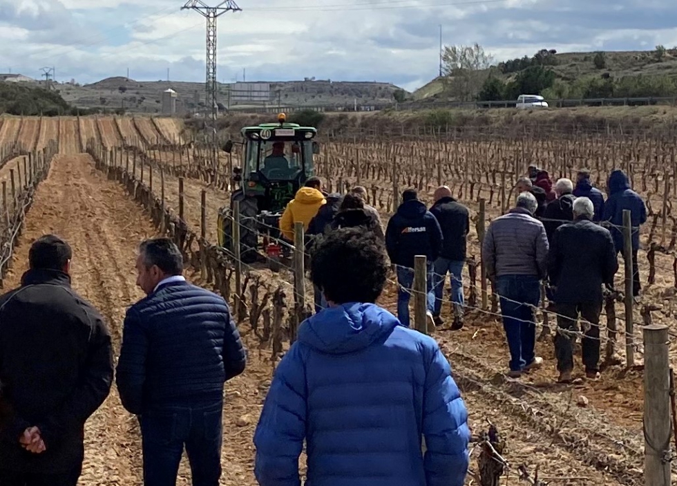Demostraci�n de maquinaria en el vi�edo aleda�o al Hotel Tudanca