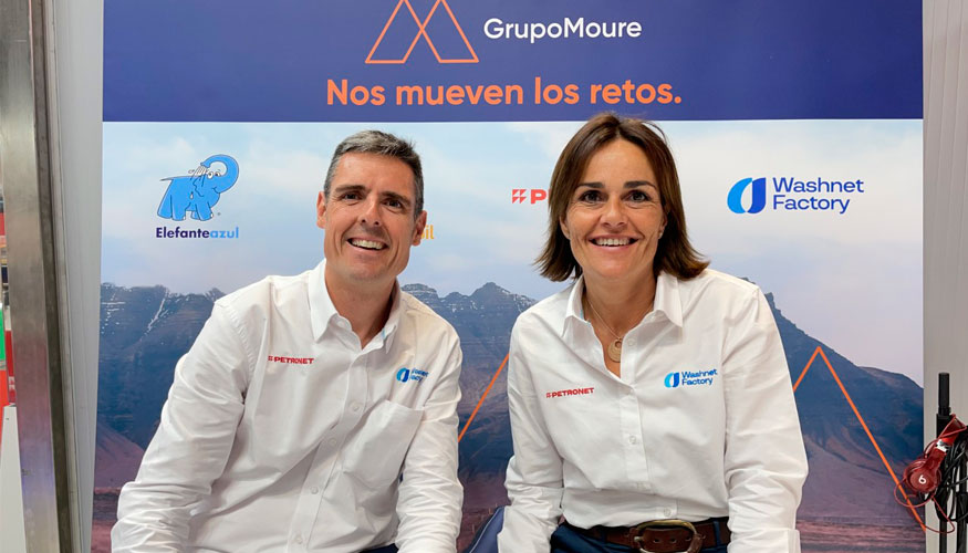 A la izquierda, el director general de Grupo Moure, Manel Montero, a la derecha, Esther Rocasalbas, responsable del rea RSC de Grupo Moure...