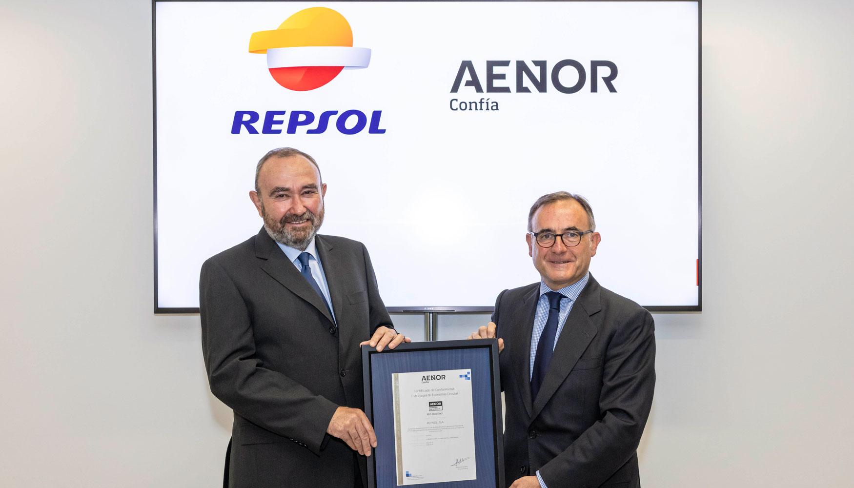 De izquierda a derecha, el director de Sostenibilidad de Repsol, Fernando Ruiz, y el director de Marketing y Desarrollo de Negocio de Aenor...