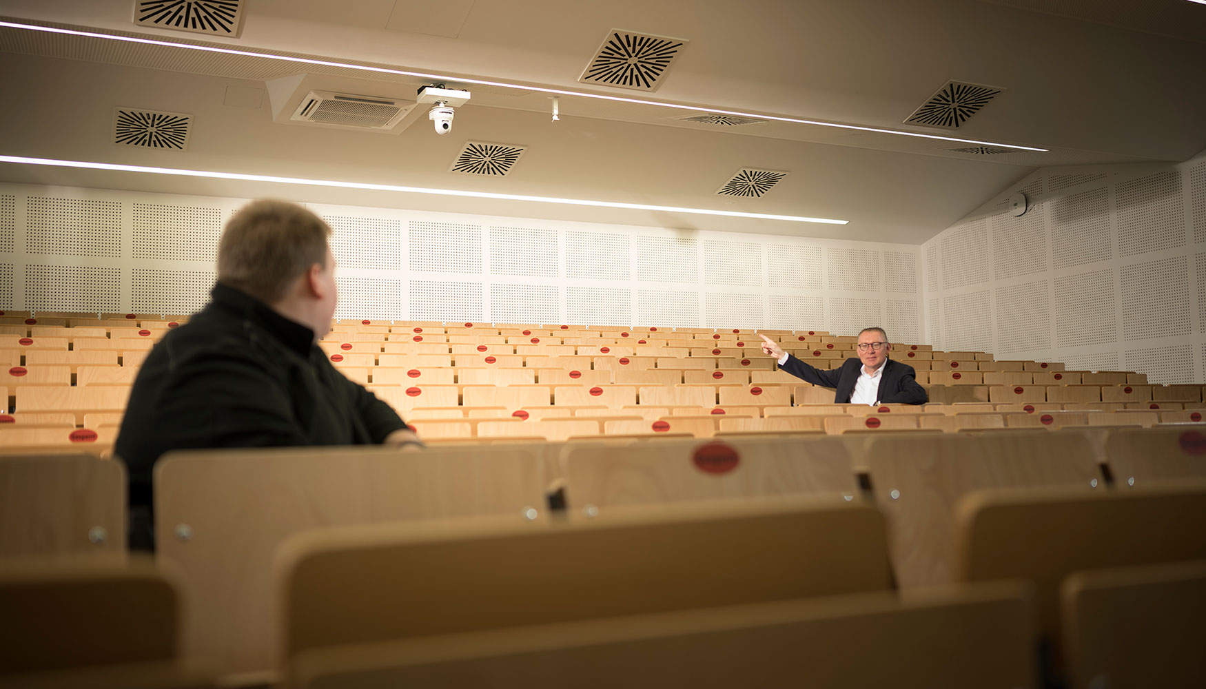 Christoph Seeger (a la izquierda) mantiene una conversacin tcnica con Michael Fries, que seala la cmara PTZ del techo. (fuente: Sony)...