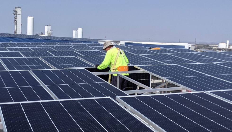 Nueva instalacin solar en el tejado que se est construyendo en la instalacin de fabricacin de Stratasys en Kiryat Gat...