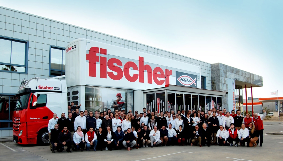 Equipo de Fischer Ibrica, a la llegada del Fischer Truck a las oficinas centrales en Tarragona, durante el tour de formacin por Espaa...
