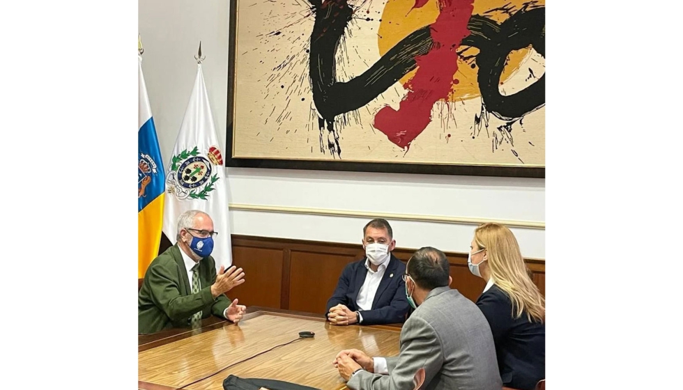 Oscar Izquierdo (Fepeco) Julia Gmez Garca y Jess Garca (Coarco); y Jos Manuel Bermdez, alcalde de Santa Cruz de Tenerife...