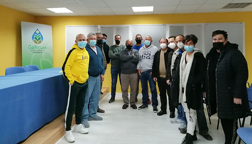 Asistentes a la Asamblea del ADS Bajo Gallego Area 2 Grupo Zuera, celebrada en el sal�n de actos de la cooperativa Gallicum el pasado 6 de abril...