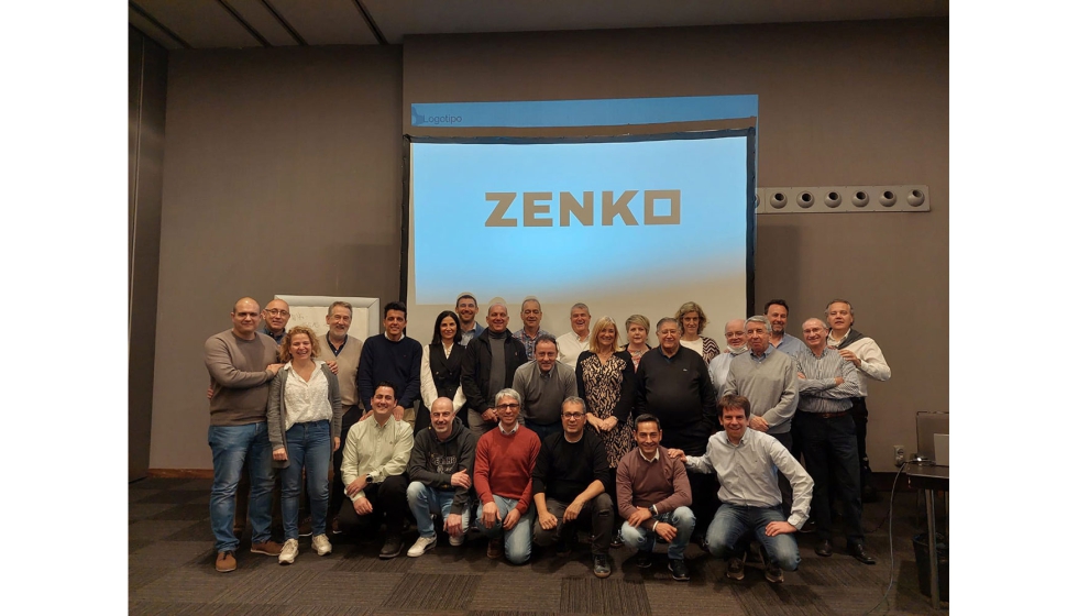 Equipo de Zenko ante el nuevo logo corporativo