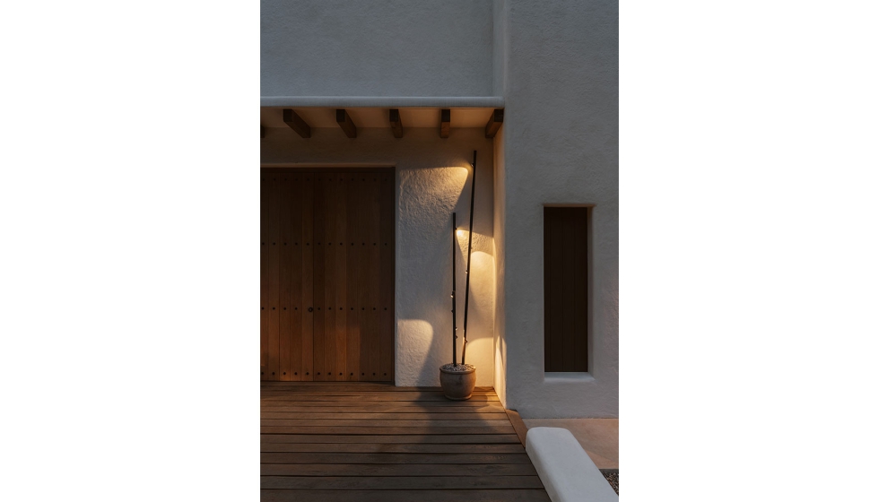 La impresionante lmpara de pie Bamboo y las balizas luminosas que resaltan el muro de piedra exterior, diseadas por Antoni Arola y Enric Rodrguez...