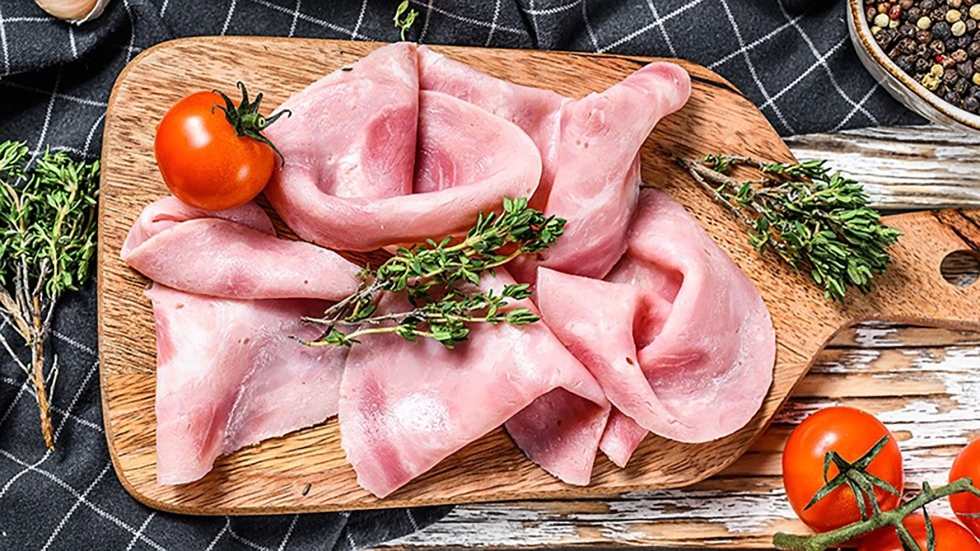 La OCU recomienda consumir jamn cocido solo ocasionalmente, priorizando aquellos productos con menos sal y un alto porcentaje de carne; en los extra...