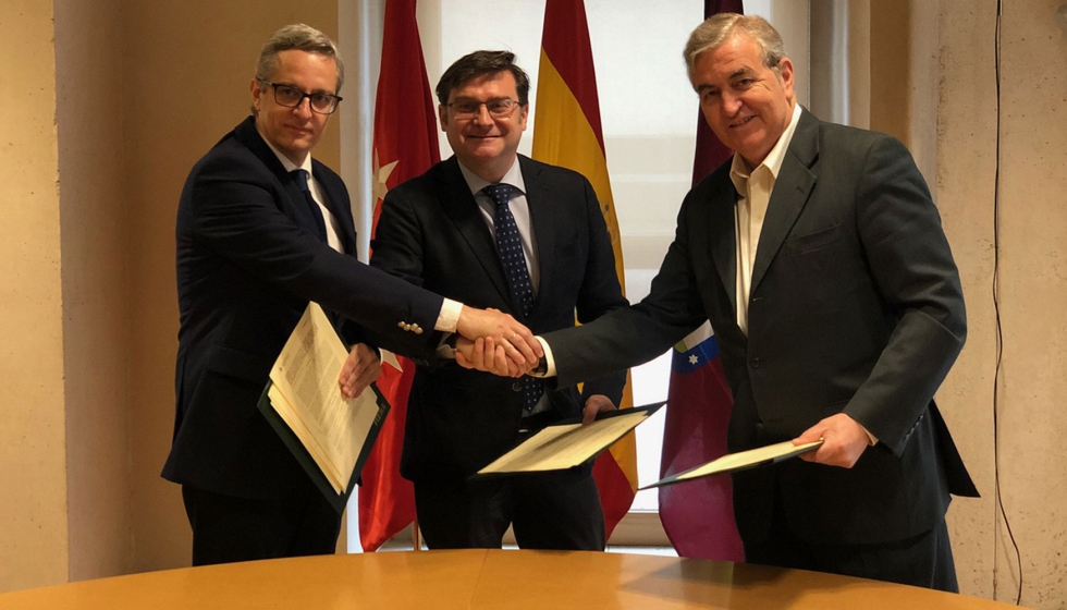 De izquierda a derecha, Diego Lozano, consejero delegado de la Empresa Municipal de la Vivienda y Suelo de Madrid; �lvaro Gonz�lez...