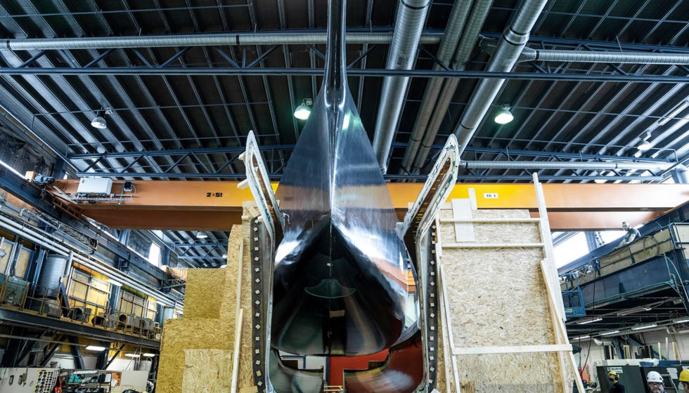 El casco de composite del Baltic 110 Custom sale de su molde