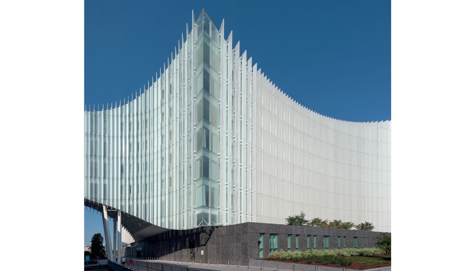 Segn Mario Cucinella, arquitecto, el revestimiento de la nueva ala quirrgica y de urgencias de San Raffaele, la piel blanca del iceberg...